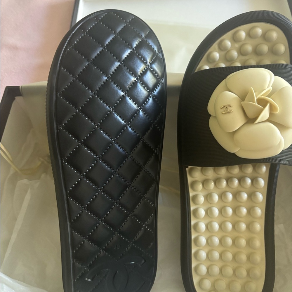 CHANEL Black and Cream Mules with Floral Accent - Picture 2 of 4